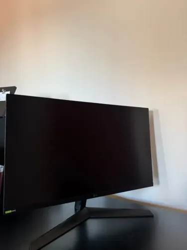 Monitor LG Ultragear 27 240Hz Full HD muito novo no plástico. Parcelo no Cartão