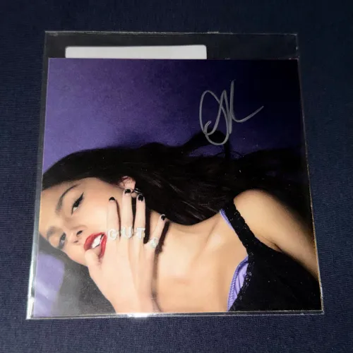 Olivia Rodrigo GUTS art card autografado lacrado