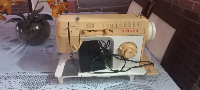 Máquina de costura e bordados 