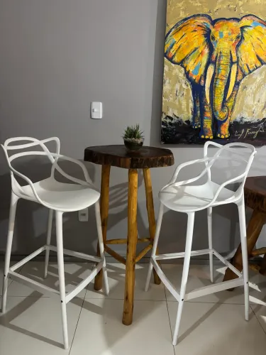 Jogo de mesa bistrô rústico, c duas banquetas altas de propileno branca