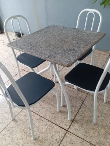 Mesa com 4 cadeiras