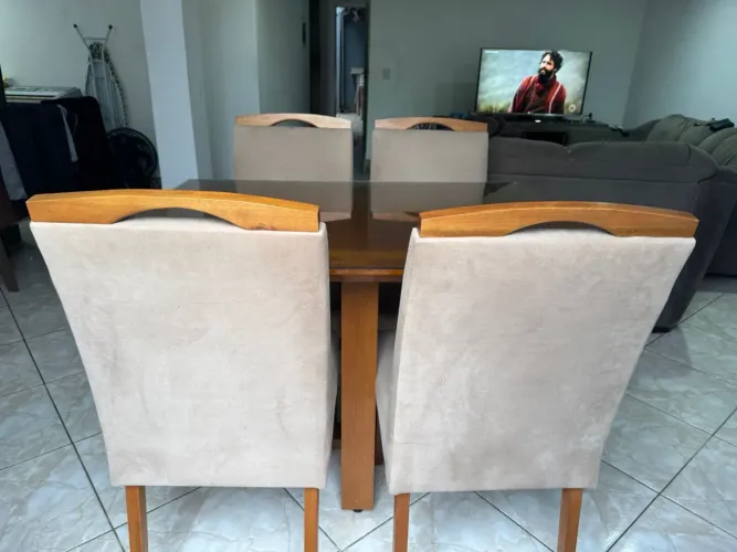 Mesa com 4 cadeiras