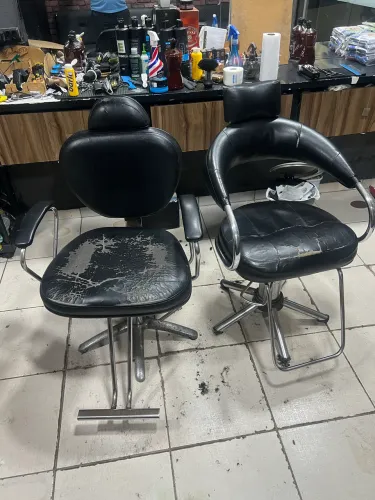 Vendo duas cadeiras de barbeiro,ótimo estado pra que vai começar.