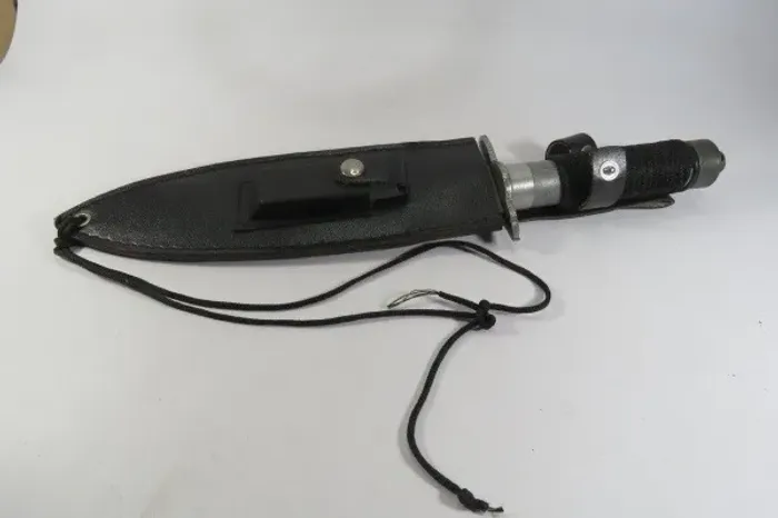 FACÃO / FACA sem identificação do fabricante. Acompanha bainha sintética com Pedra para af