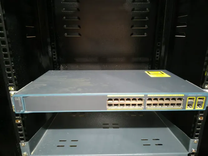 Switch cisco catalyst 2960 ws-c2960-24PC-L 24 portas gigabit POE gerenciável <br><br>