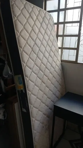 Cama solteiro (padrão)com colchão, ambos bem reforçados, em bom estado de conservação.
