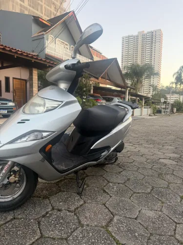 Suzuki Burgmann 125i. Golpistas nem tentem.