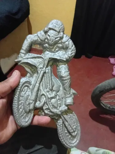 Escultura de moto cross pra vende valo 180 valor a negociar ela e de broco alumínio