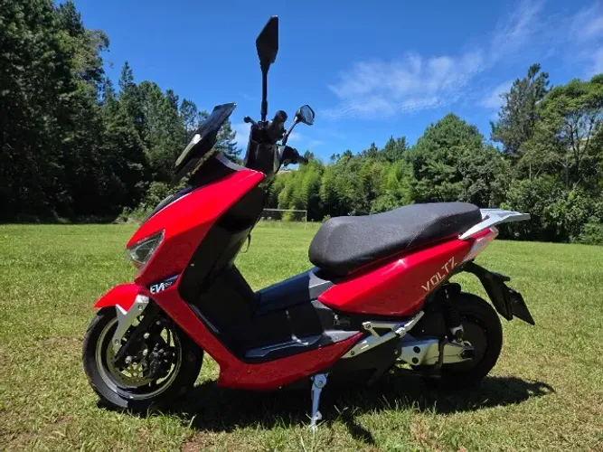 Moto excelente para o dia a dia com 2 baterias.Sim nenhum detalhe moto tá perfeitamente pn
