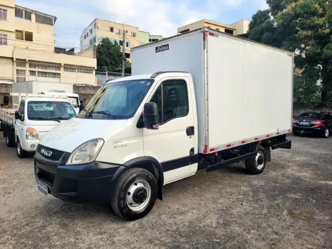 Iveco Daily 45S17 Baú 2013