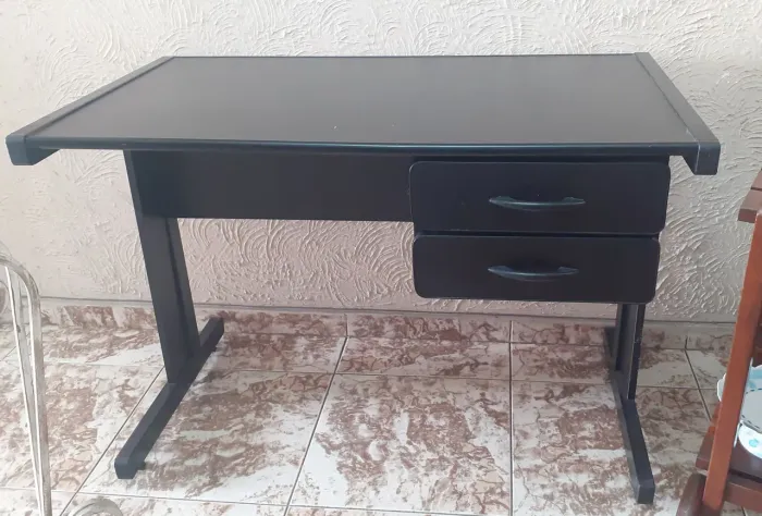 Mesa para escritório com gavetas