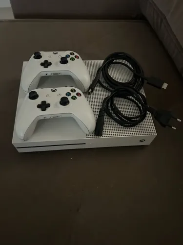 Xbox One S 500GB +2 manetes (usado)