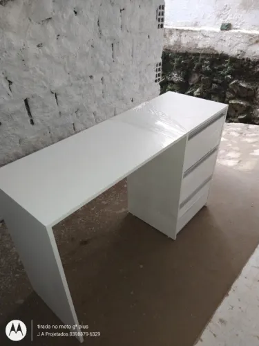 Mesa escrivaninha com 3 gavetas