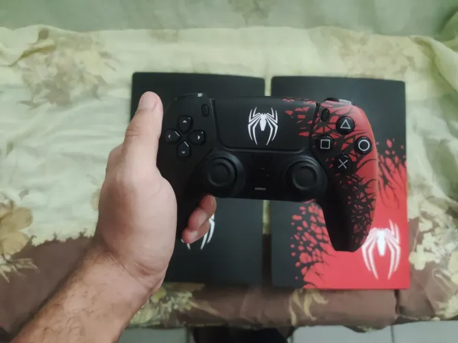 Dualsense e tampas do PS5 personalizadas.
