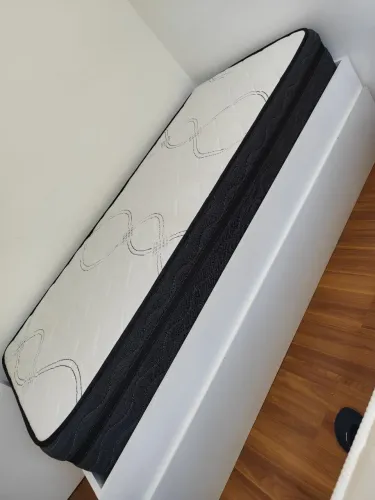Cama (móvel planejado) com colchão.
