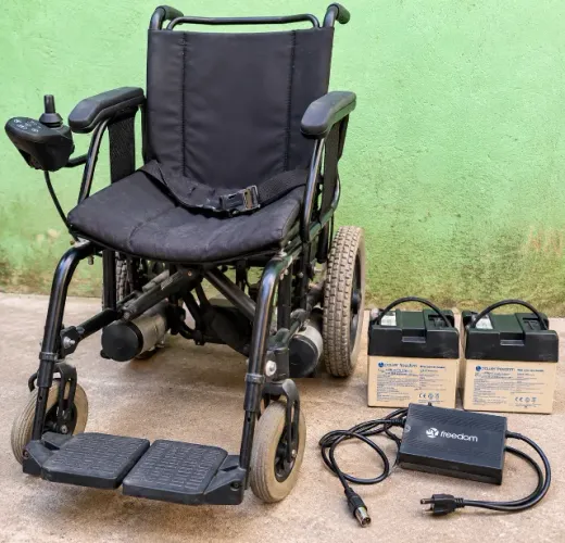 Cadeira de Rodas Motorizada Usada com 2 Baterias - Sem Teste de Funcionamento