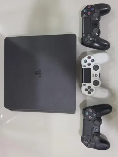 PS4 Slim 1TB + 2 controles + 8 jogos