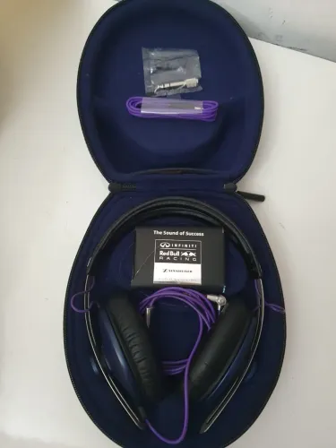 fone de ouvido edição especial  Sennheiser em parceria com a Infiniti Red Bull Racing!