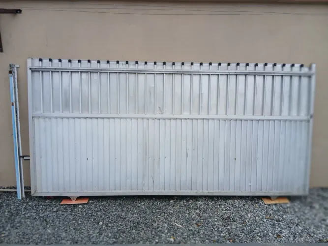 Vendo portão de alumínio fechado 1,45 X 3,04