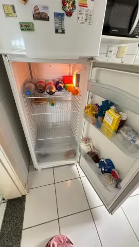Vende-se geladeira seminova.
