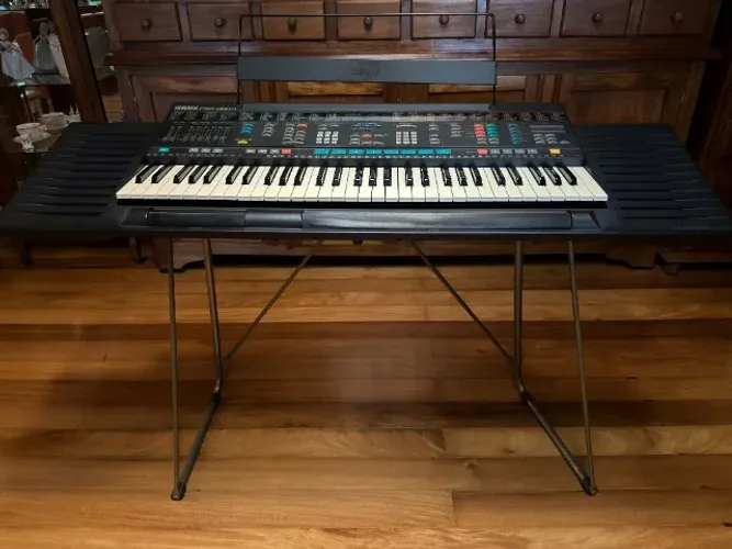 Teclado Yamaha PSR-4600 Vintage com capa, suporte, porta-partitura e fonte