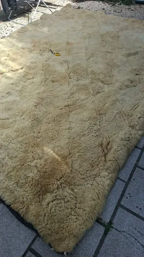 Tapete Gigante de Lã de Carneiro Tamanho larg. 2,32x 3,30 comprimento.