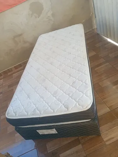 Cama box solteiro, em ótimo estado. 
