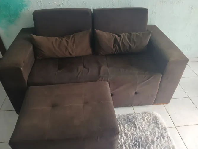 Vende-se sofá com marcas de uso, aceito proposta.