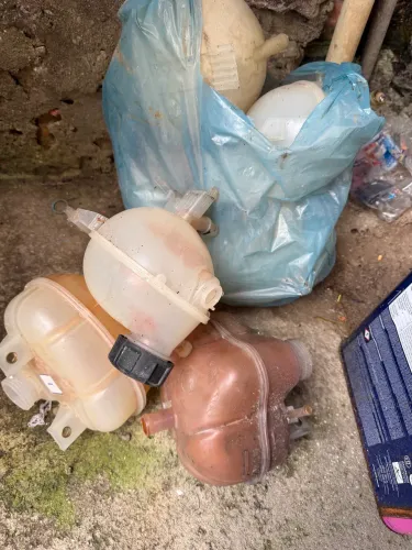 Vendo vários reservatórios de arrefecimento de carros