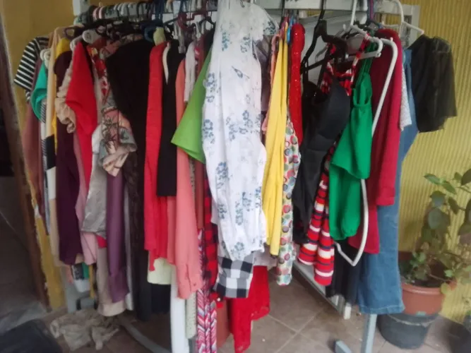 Roupas brecho mais de 300 pecas a 5 reais para vc Índia seu negócio pecas novas e seminova