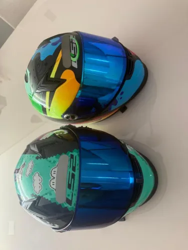 Vendo 2 capacetes LS2 com viseiras espelhados, mas tenho as originais também(entrego)