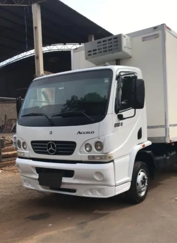Mercedes-Benz 915 Baú 2011