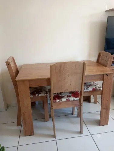 Mesa com três cadeiras