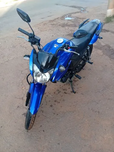 Moto de passeio pouca quilometragem.
