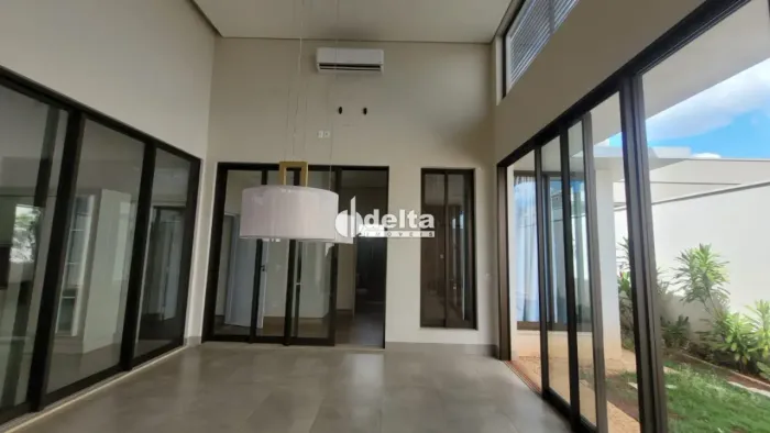 Casa em condomínio com 3 suítes disponível para venda no bairro Jardim Sul em Uberlândia-M
