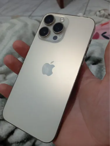 iPhone 14 Pro Max dourado