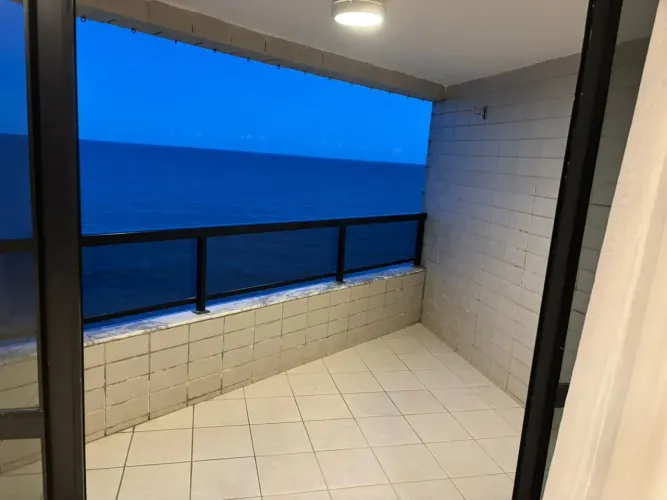 Amplo apt semi mobiliado na Av. Boa Viagem, frente mar, com belíssima vista para o mar!