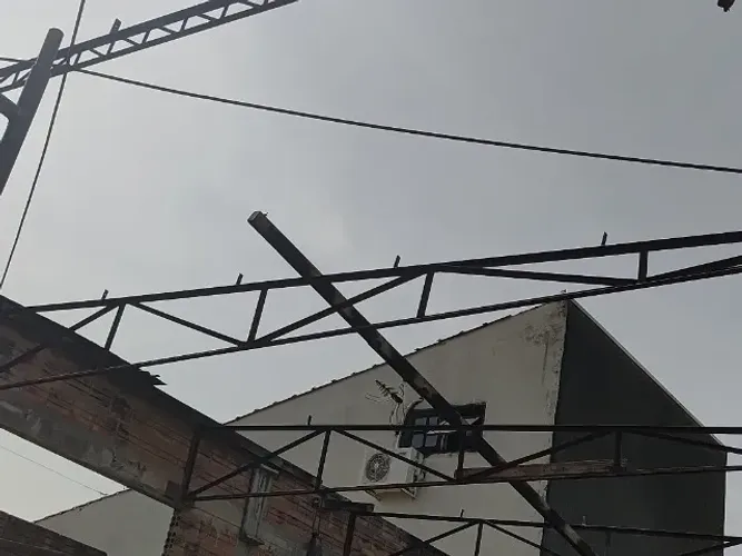 8 Tesouras e 1 viga de ferro maciço com 6 metros