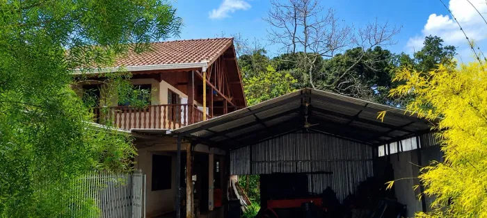 ALUGA-SE CASA COM BARRACÃO