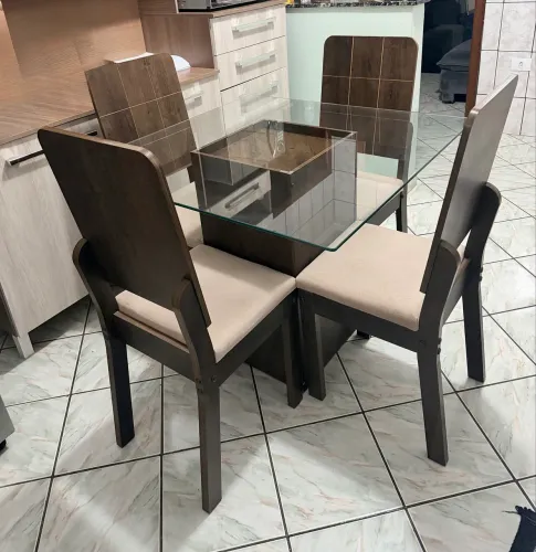 Mesa de vidro com 4 cadeiras em ótimo estado