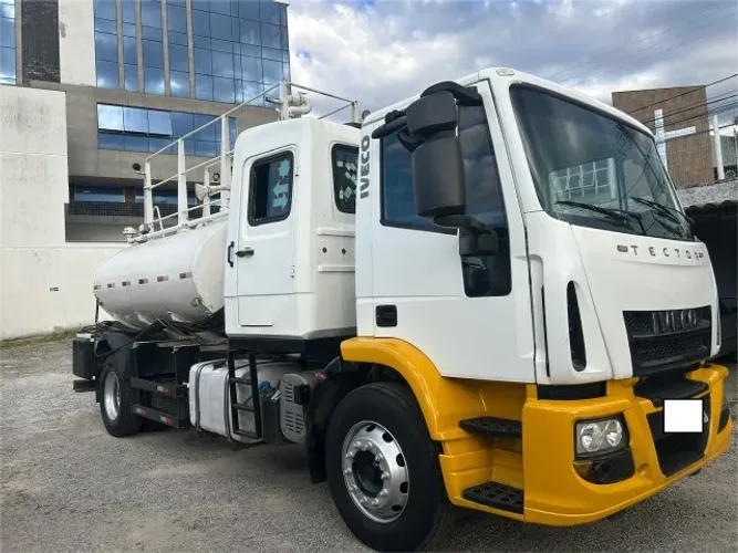 Caminhão pipa com cabine suplementar iveco 2013