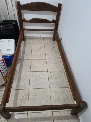 Cama solteiro  em sucupira maciça 