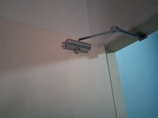 Mola hidráulica aérea com braço de parada Dorma