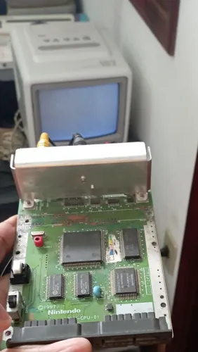 **PraSair** Snes Baby, liga e da sinal mas com defeito (sem conector de cartucho etc)