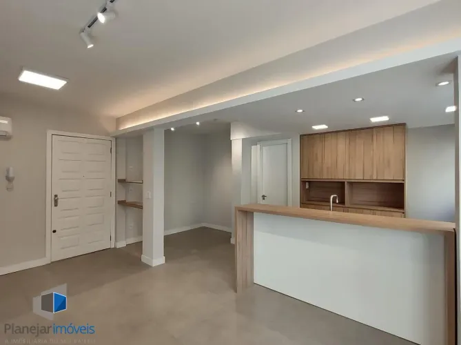 Apartamento semimobiliado à venda no bairro Petrópolis