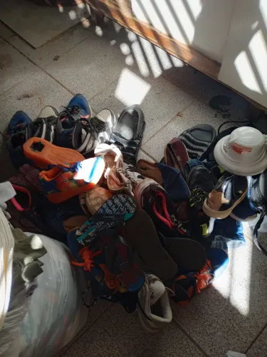 Lotes de roupas femininas e masculino e sapatos e tênis