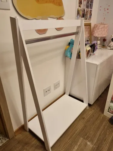 Arara de roupa Montessori