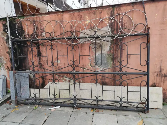 Portão de ferro *