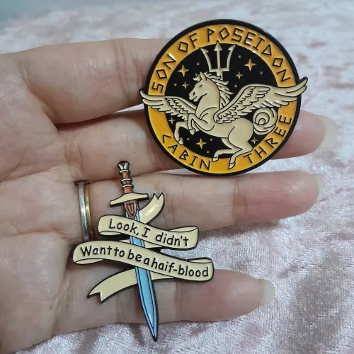 Kit 2 Broches / Pins Percy Jackson Son of Poseidon Brasão e espada