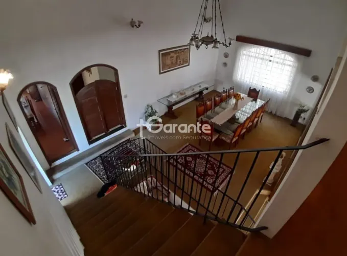 Sobrado com quatro casas para venda no centro de Serra Negra